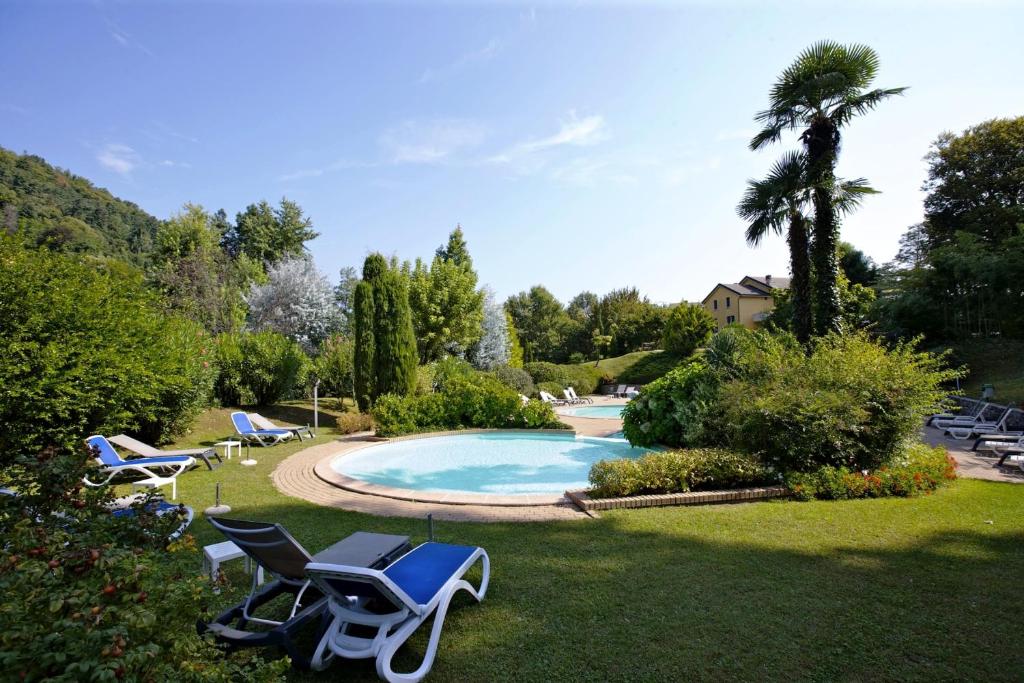 吉法Residenz Villa Ada Troubetzkoy的一个带躺椅的游泳池,并种植了棕榈树