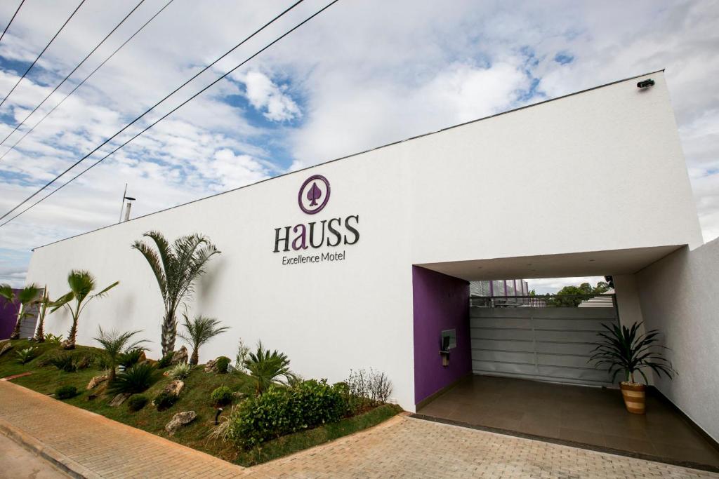 塞蒂拉瓜斯Hauss Excellence Motel的白色的建筑,有紫色的门