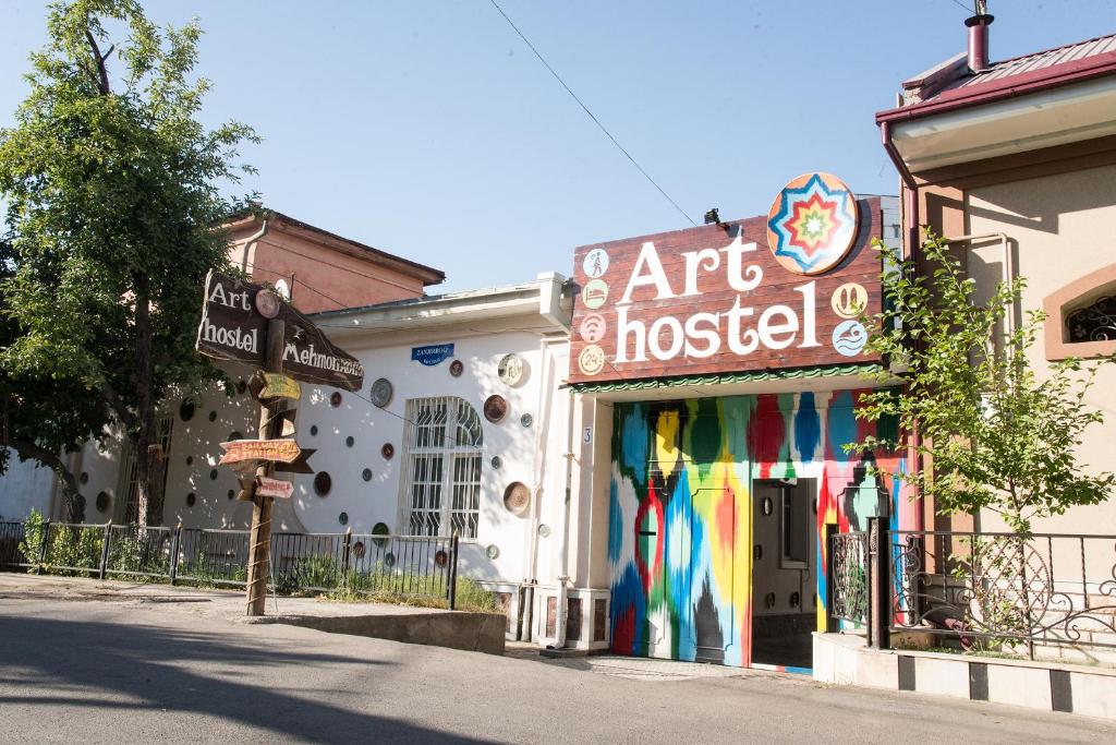 塔什干Art Hostel的建筑一侧有标志的艺术博物馆
