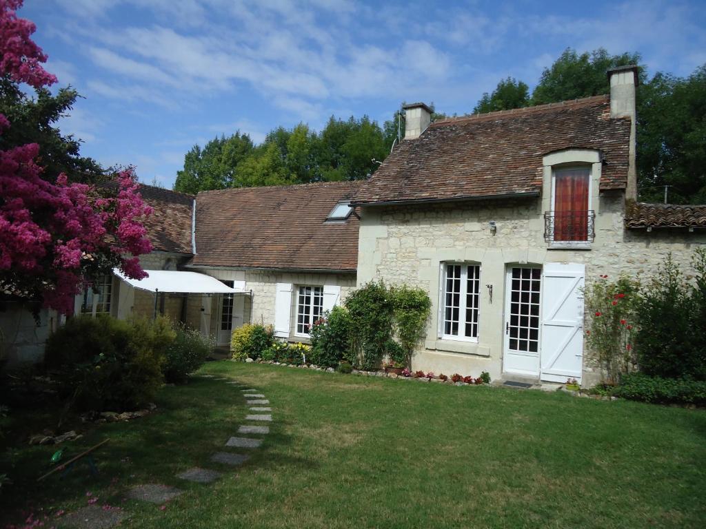 Vouneuil-sur-VienneLe refuge du Pinail的一座带草地庭院的古老石头房子