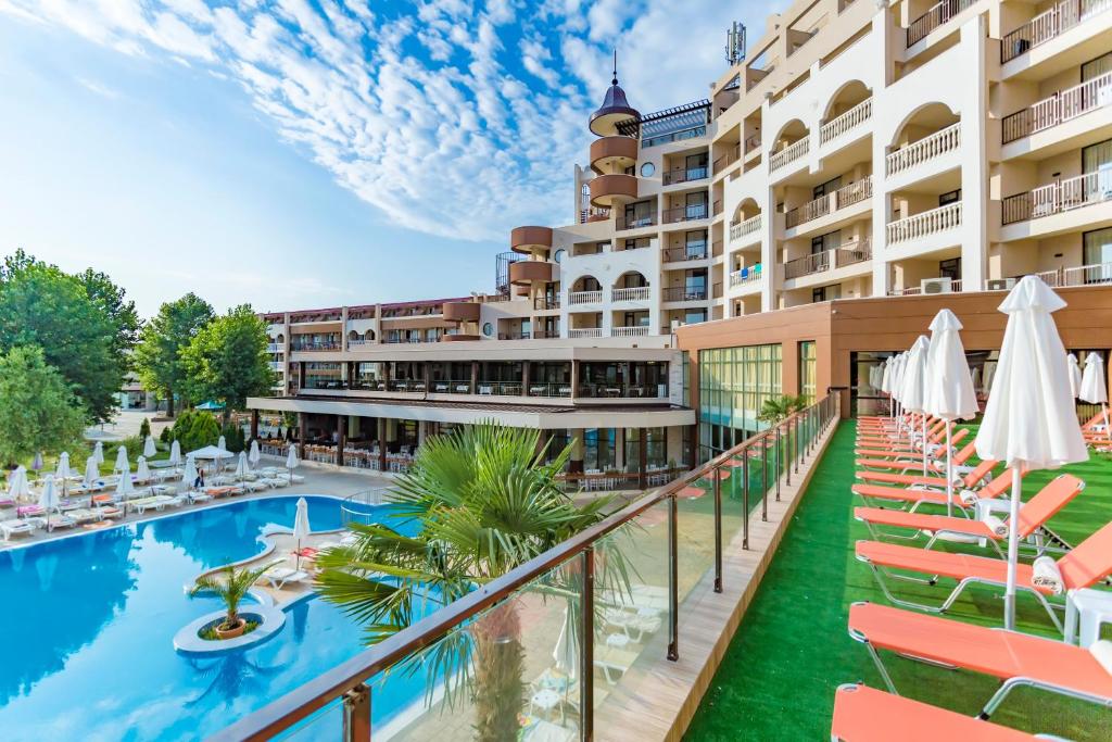 阳光海滩HI Hotels Imperial Resort - Ultra All Inclusive的从酒店阳台可欣赏到游泳池的景色