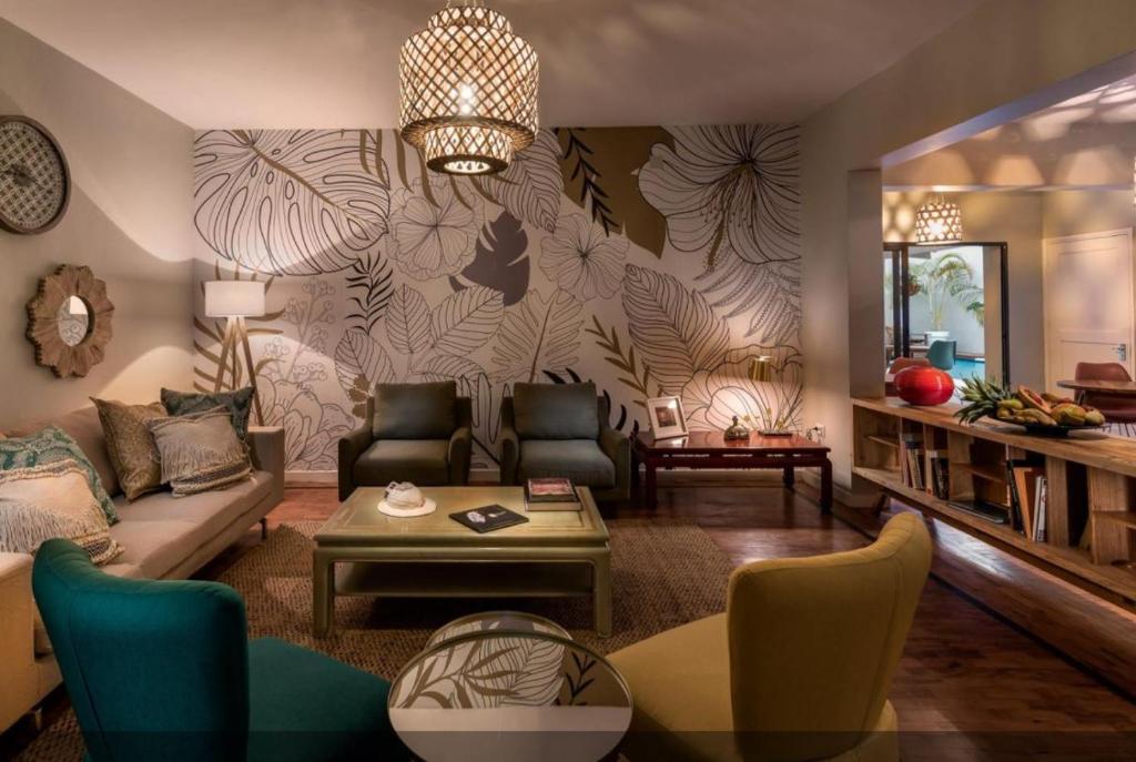 马普托Joli Guesthouse的客厅配有沙发和桌子