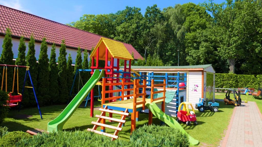 里沃Aida Domki Letniskowe的院子里设有多彩游戏设备的游乐场