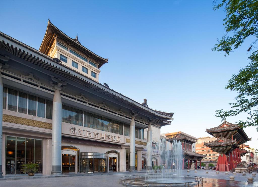 西安西安锦江西京国际饭店的一座建筑前面有喷泉
