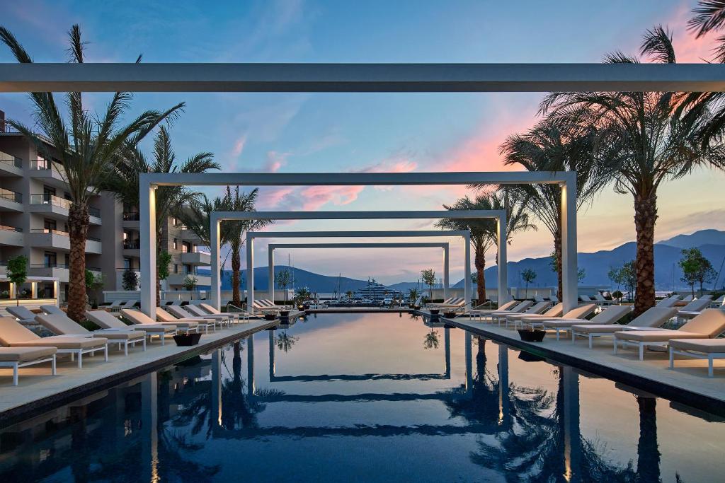 蒂瓦特Regent Porto Montenegro & Residences的一个带躺椅的度假村游泳池