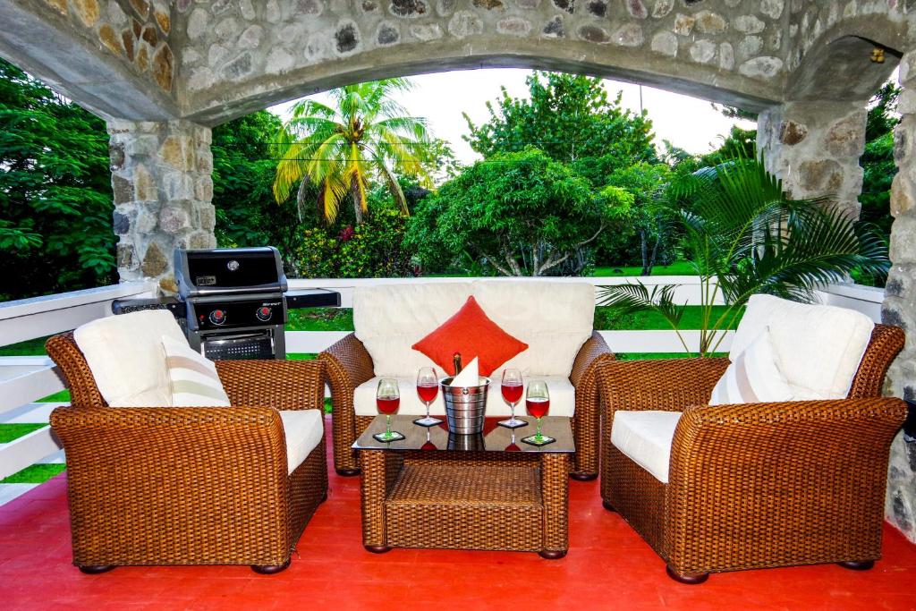 ChoiseulOne Hamilton Place - Emerald的庭院设有藤椅和一张桌子及葡萄酒