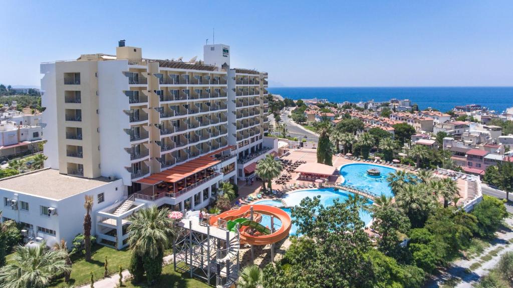 库萨达斯帕米酒店的享有酒店和游泳池的空中景致
