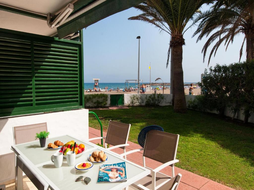 圣阿古斯丁Apartment Las Burras的一张带水果的桌子,享有海滩美景