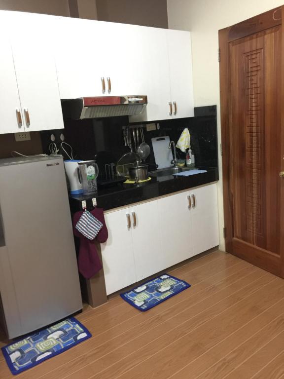LoculanSD4一室公寓的厨房配有白色橱柜和冰箱。