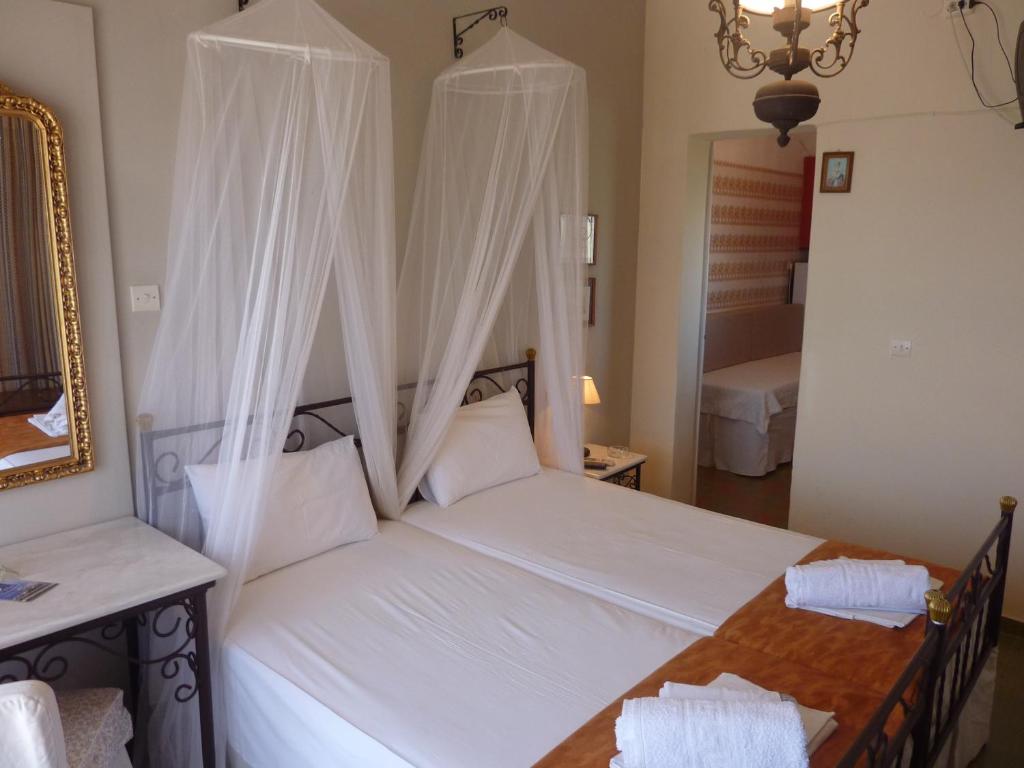 塞里福斯Villa Niki的卧室配有带蚊帐的白色床。