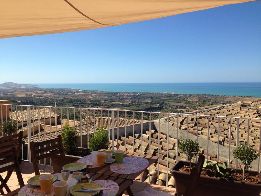 阿格里真托皮兰德罗梯田住宿加早餐旅馆的一个带桌椅的海景阳台