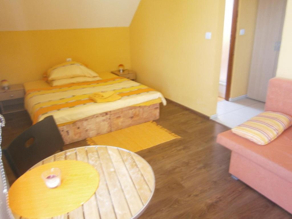 Veľké ČaníkovcePenzión Ranč Šenkvice的一间小卧室,配有一张床和一张桌子