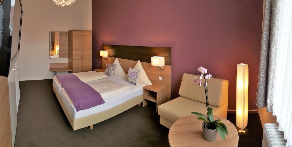 汉诺威弗劳拉酒店的配有一张床和一把椅子的酒店客房