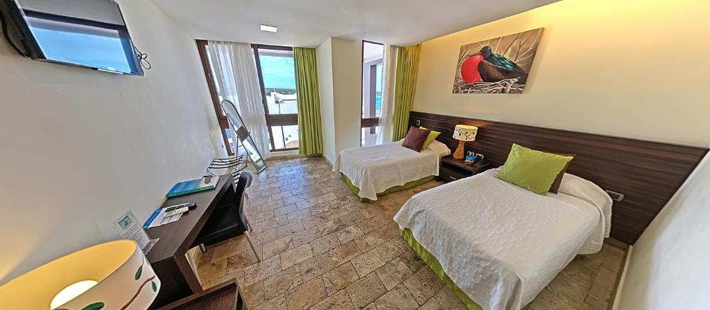 阿约拉港艾斯拉索尔索里玛酒店的小房间设有两张床和电视