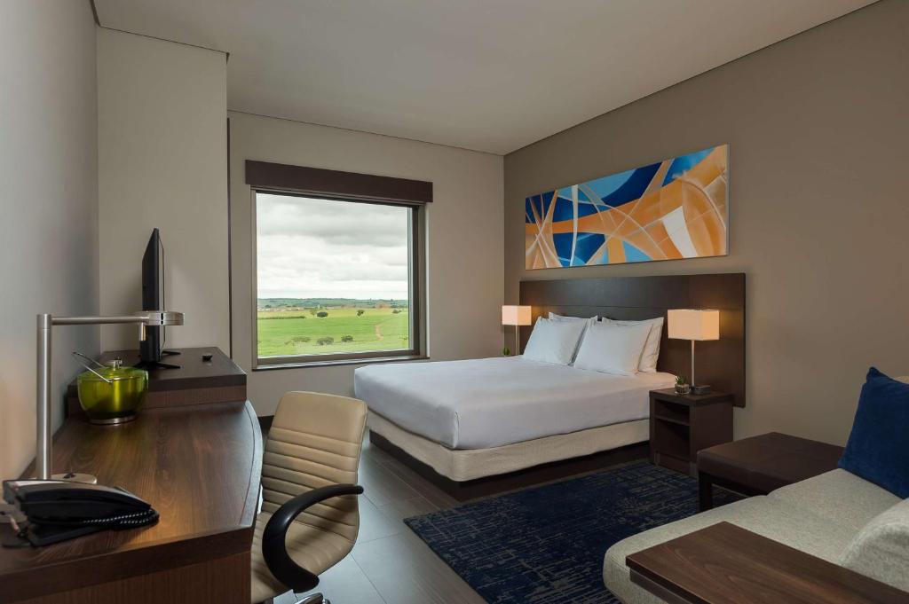 普雷图河畔圣若泽Hyatt Place Sao Jose do Rio Preto的酒店客房设有床和窗户。