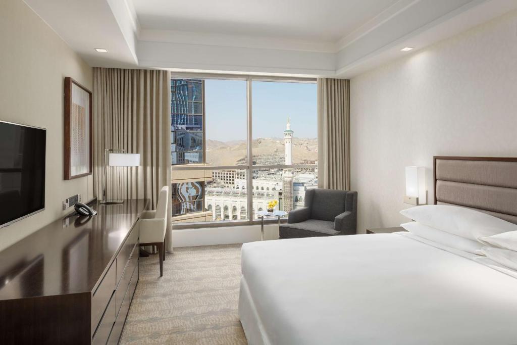 麦加马卡阿马尔凯悦酒店 的酒店客房设有一张床和一个大窗户