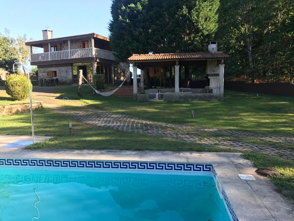 蓬特亚雷亚斯A Leira的房屋前有游泳池的房子