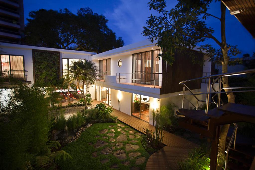 危地马拉拉因马库拉达酒店的带阳台的房子和夜间花园