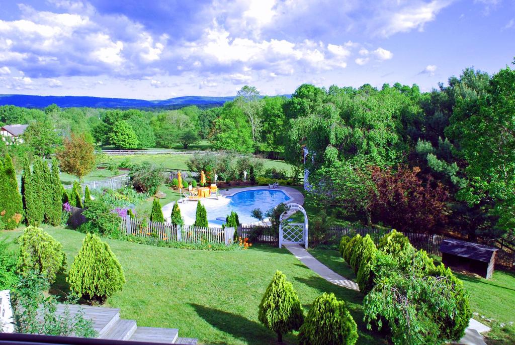 米德尔堡莫德别墅的享有花园空中美景,设有游泳池