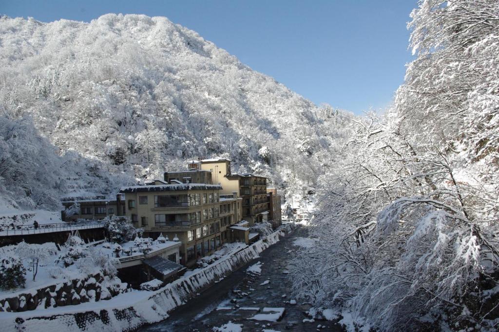 朝日小川日式旅馆的山前被雪覆盖的城市