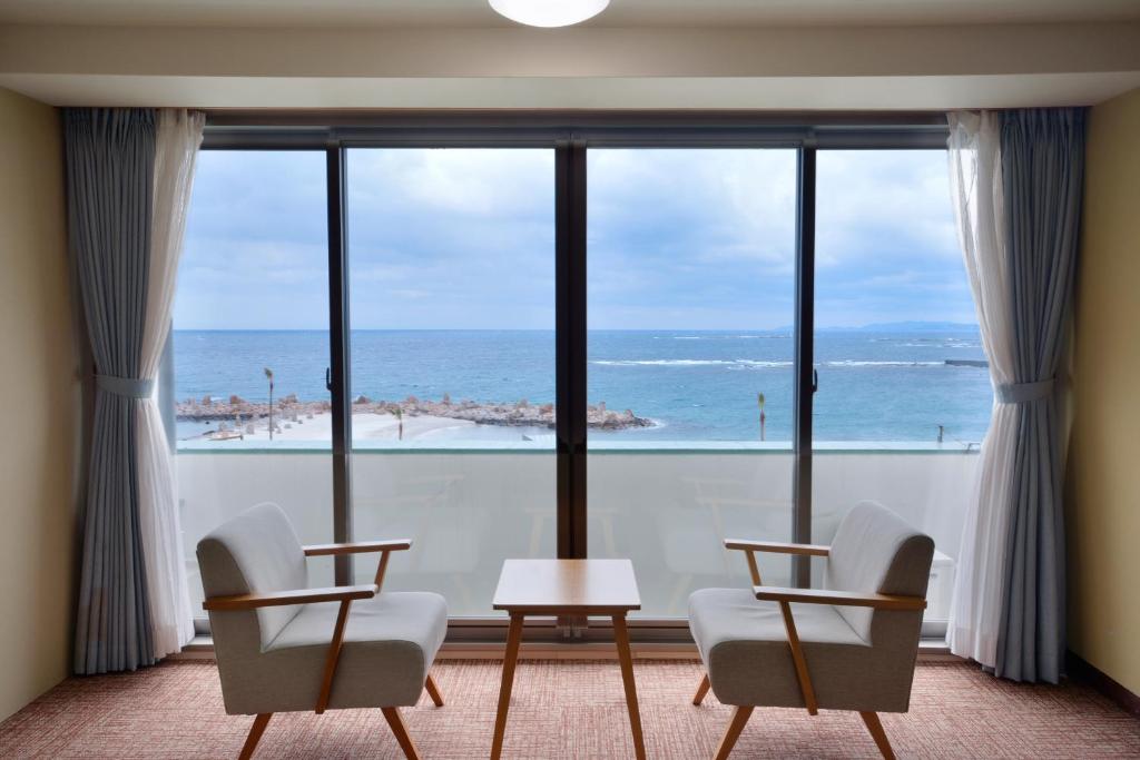 白滨三乐庄酒店的客房设有海景大窗户。