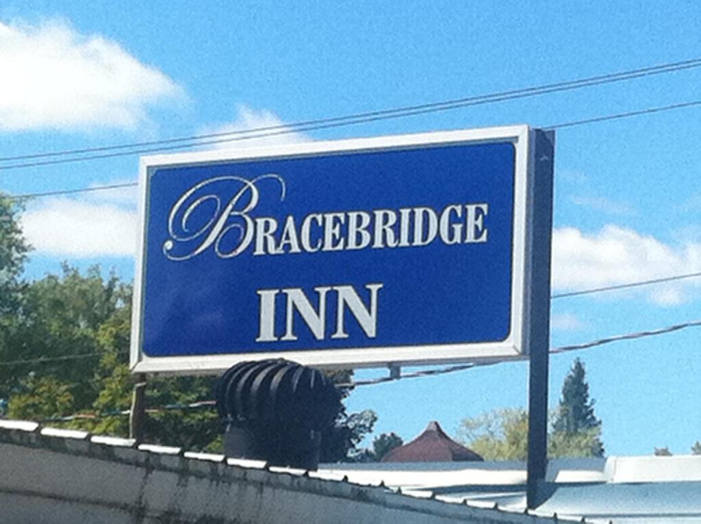 布雷斯布里奇布瑞斯布里奇酒店的理发店的蓝白标志
