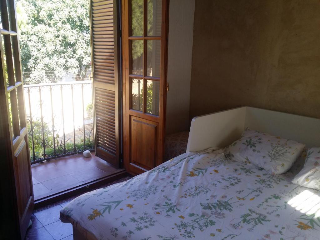 赫雷斯-德拉弗龙特拉Villa Marina的一间卧室设有一张床和一个阳台