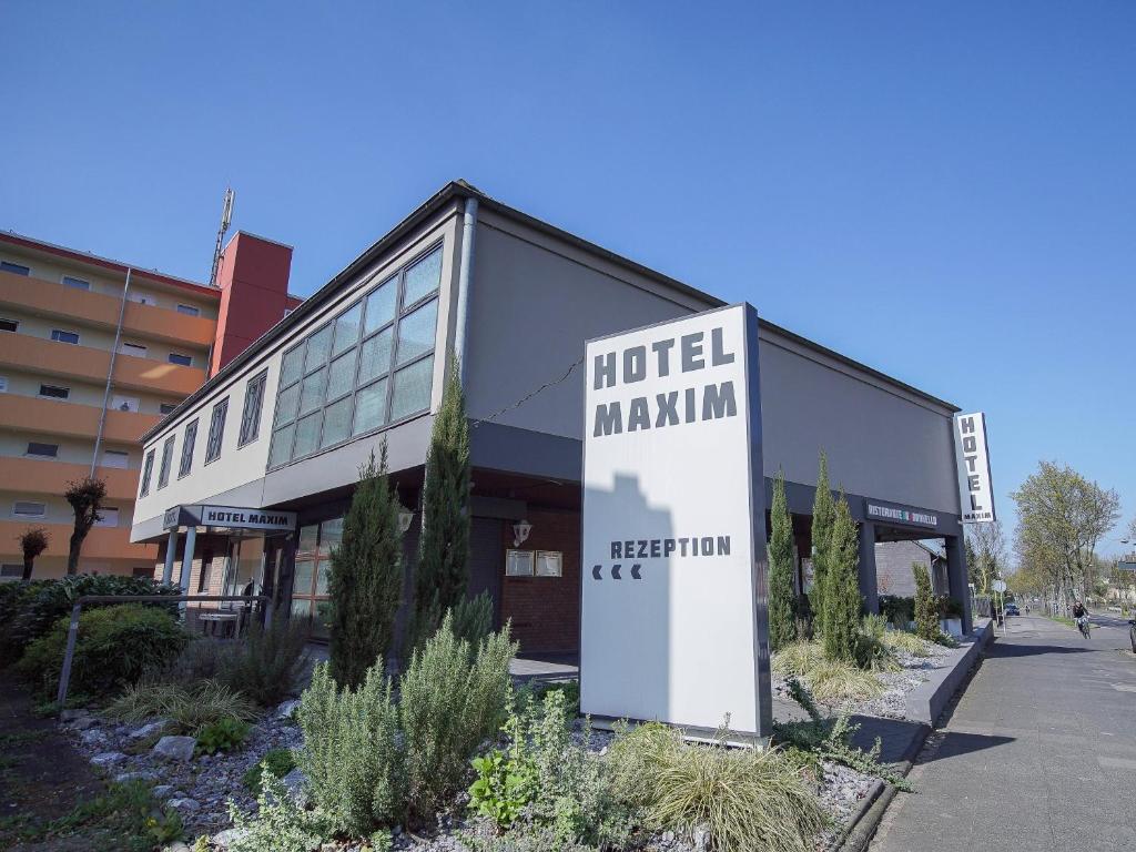 朗根费尔德马克西姆旅馆的带有最大酒店标志的建筑