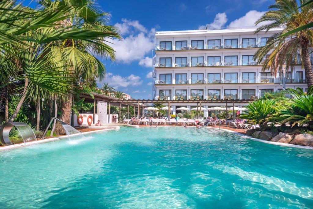 皮内达德马尔Sumus Hotel Stella & Spa 4*Superior的酒店前的游泳池