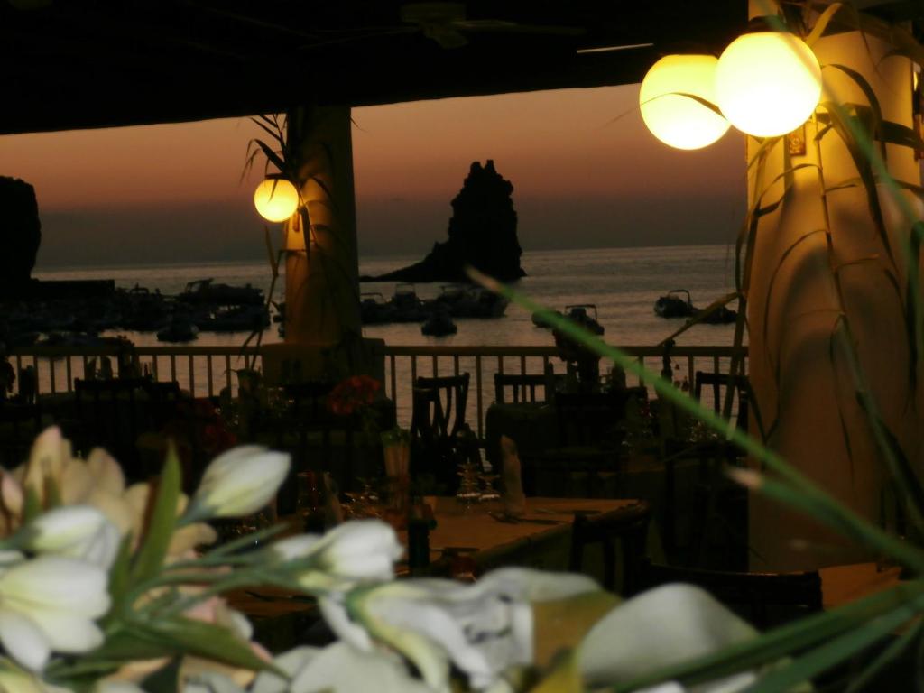 弗卡诺孔蒂酒店的鲜花餐厅享有海景