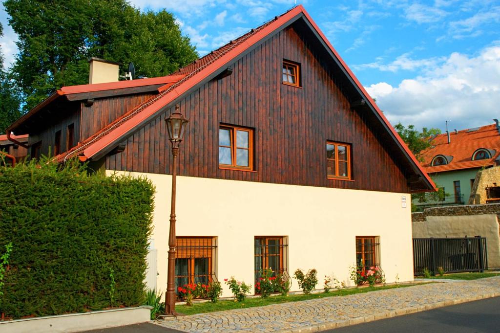 波普拉德Vila Pod Bránou的一座大型木房子,设有红色屋顶