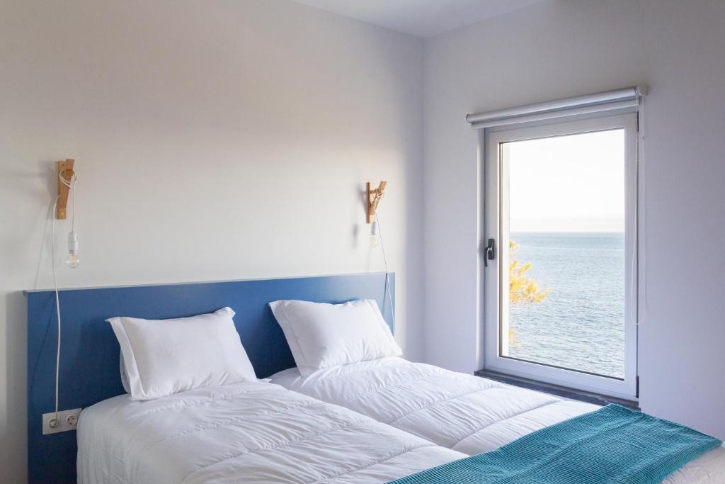 奥尔塔Lofts Azul Pastel的一间卧室设有一张大床和一个窗户。