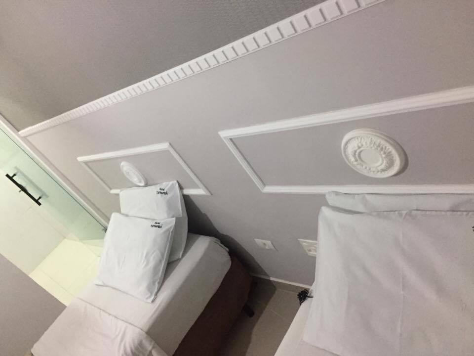圣保罗Hotel Guarulhos的带床和天花板的客房