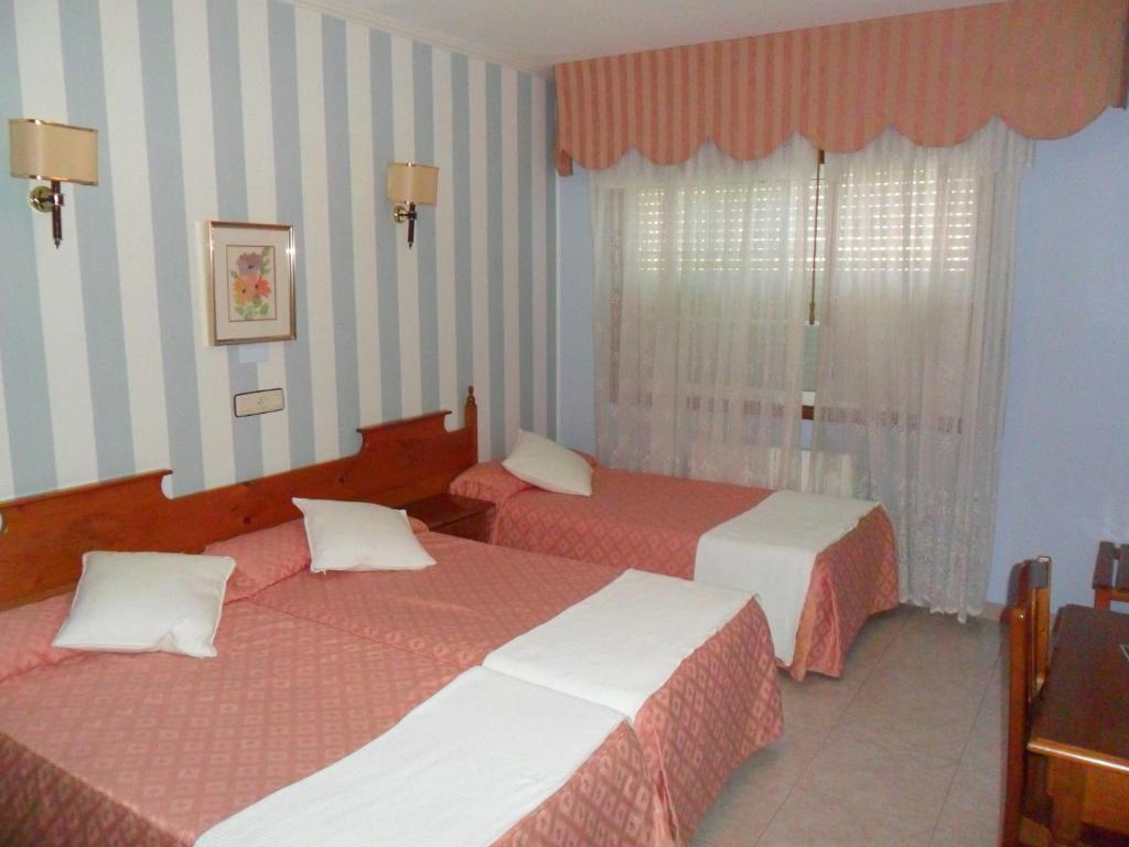 桑亨霍维玛尔酒店的酒店客房设有两张床和窗户。