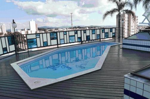 阿尔费纳斯广场公寓酒店的大楼屋顶上的大型游泳池