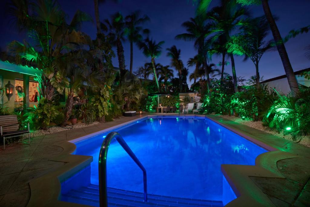 奥拉涅斯塔德阿鲁巴巴拉特拉公园酒店的夜晚的游泳池,灯光蓝色