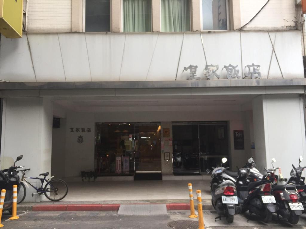 台北皇家饭店的停在大楼前的一组摩托车