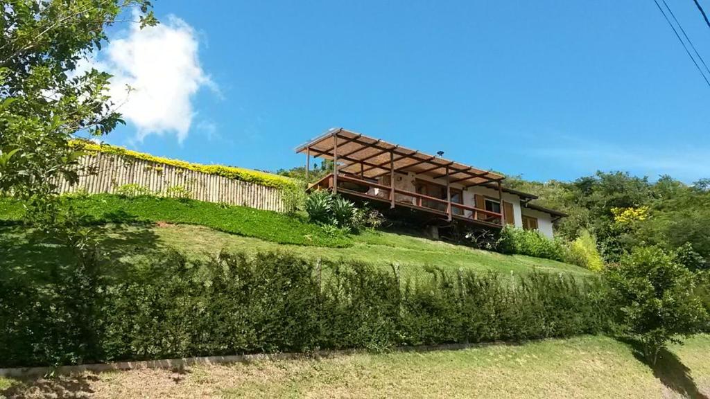 伊泰帕瓦Chalé da Manga Larga的山顶上带围栏的房子