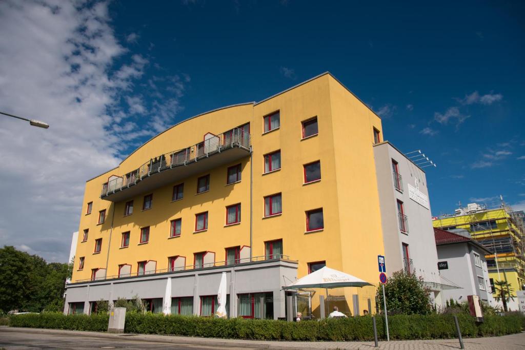 美因河畔法兰克福罗德赫梅尔水塔酒店的蓝色的黄色和白色建筑