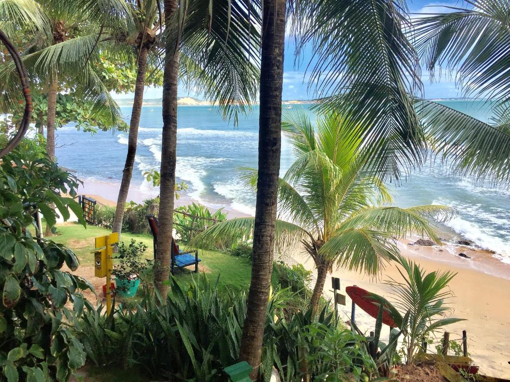 皮帕Hostel Casa de Jack的享有棕榈树海滩和大海的景色