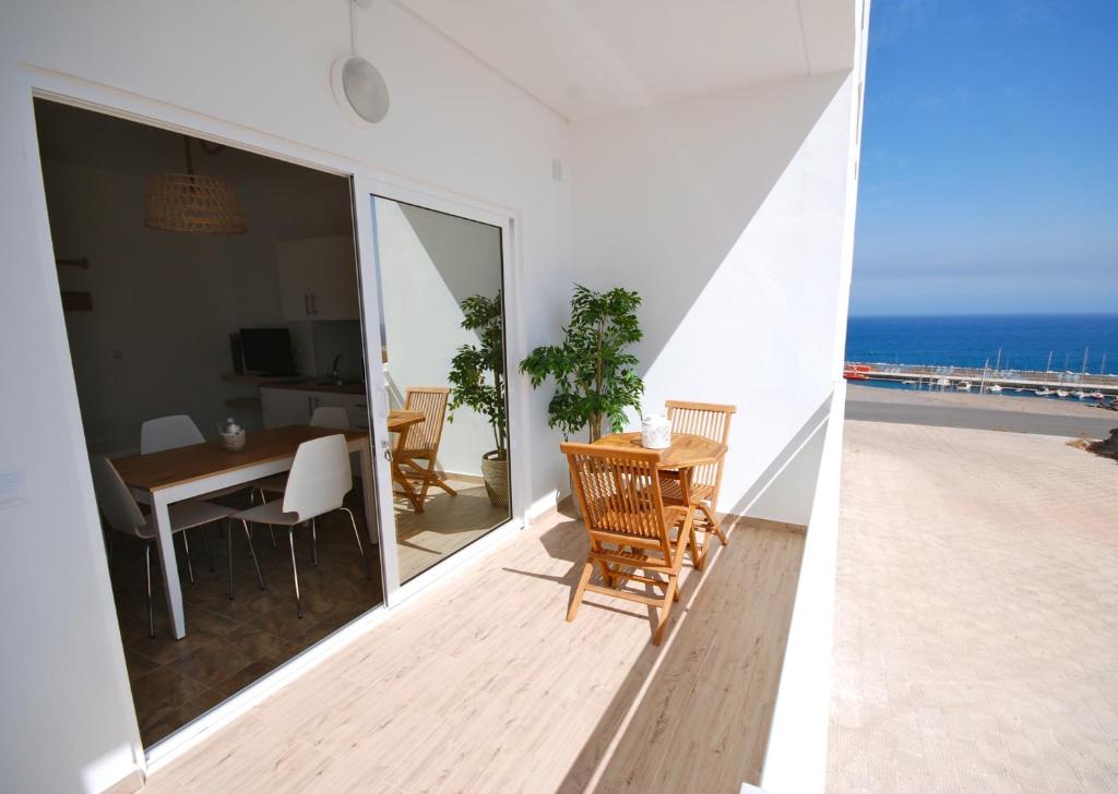 大塔拉哈尔El Aceitun Beach Holiday Homes的一个带桌椅的海景阳台