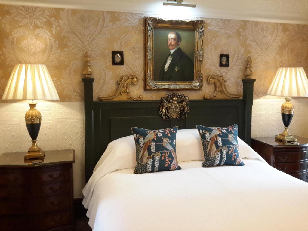 布莱克浦The Lonsdale的卧室配有一张挂在墙上的床铺。