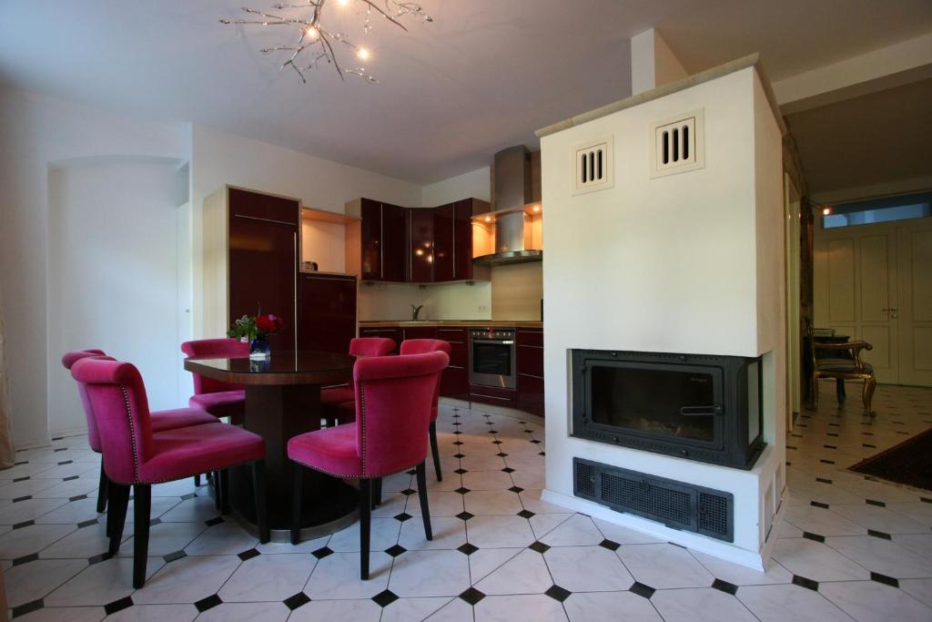 巴特尚道阿尔布雷彻斯伯格公寓式酒店的客厅配有桌子和壁炉