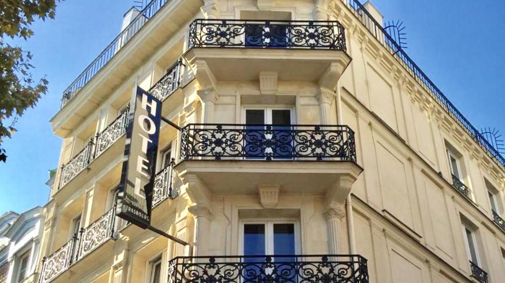 巴黎里耶奇酒店的旁边带阳台的建筑