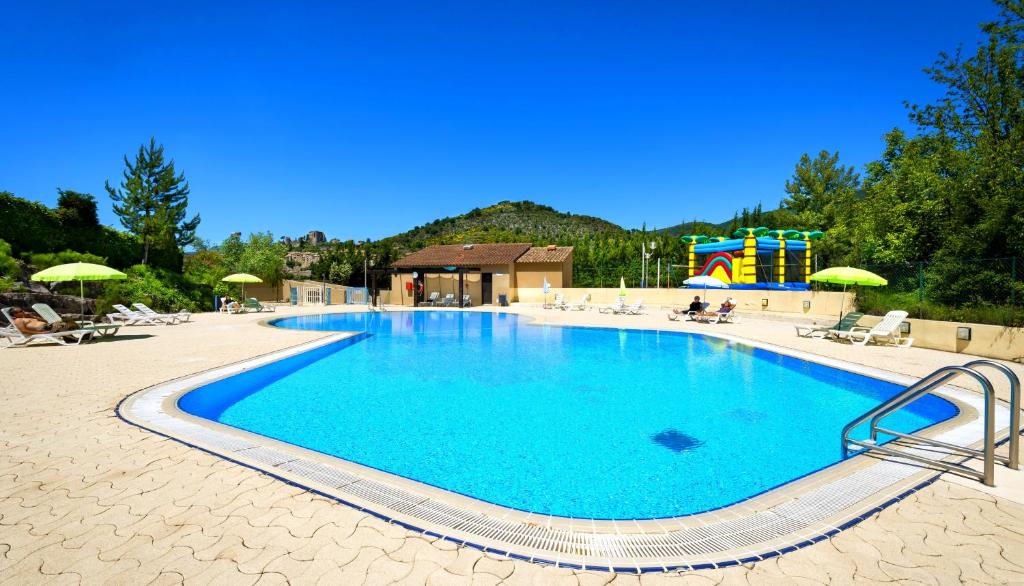 蒙布兰莱班Village Vacances Leo Lagrange的度假村内的大型游泳池