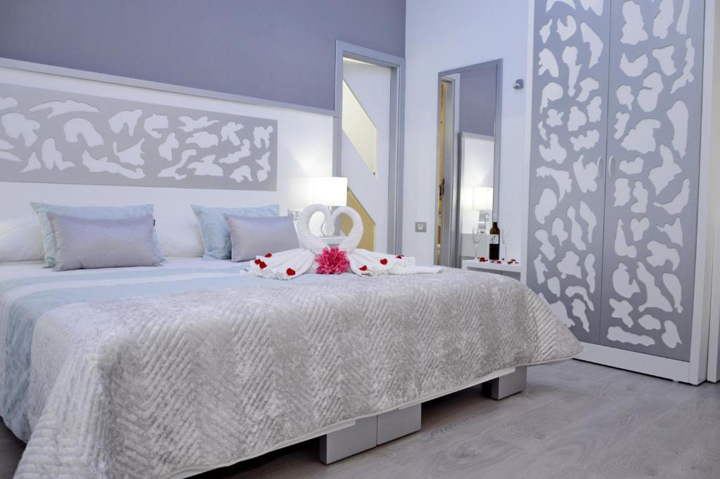 伊科德洛斯维诺斯德拉戈圣安东尼奥酒店的卧室配有白色床罩和白色床罩