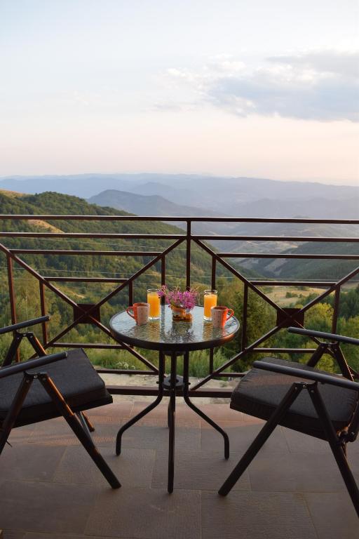 科帕奥尼克Apartment Andrijana的美景阳台配有桌椅