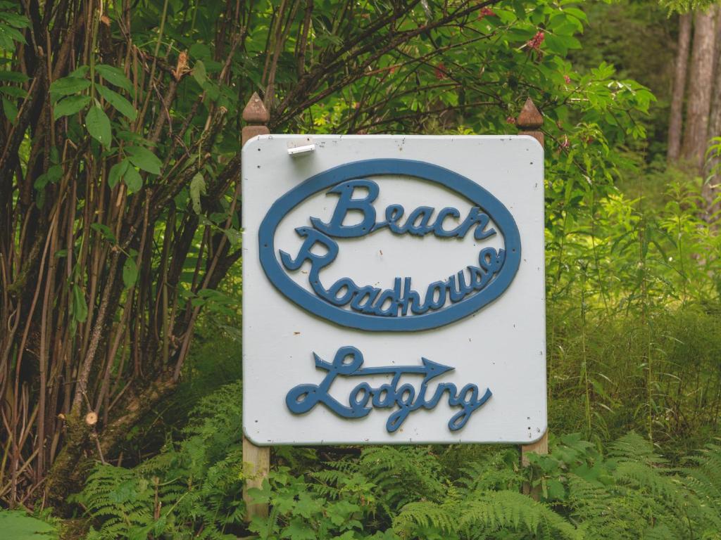 海恩斯罗德之家海滩山林小屋的一张标志牌,上面写着一个巴吉拉镇小屋