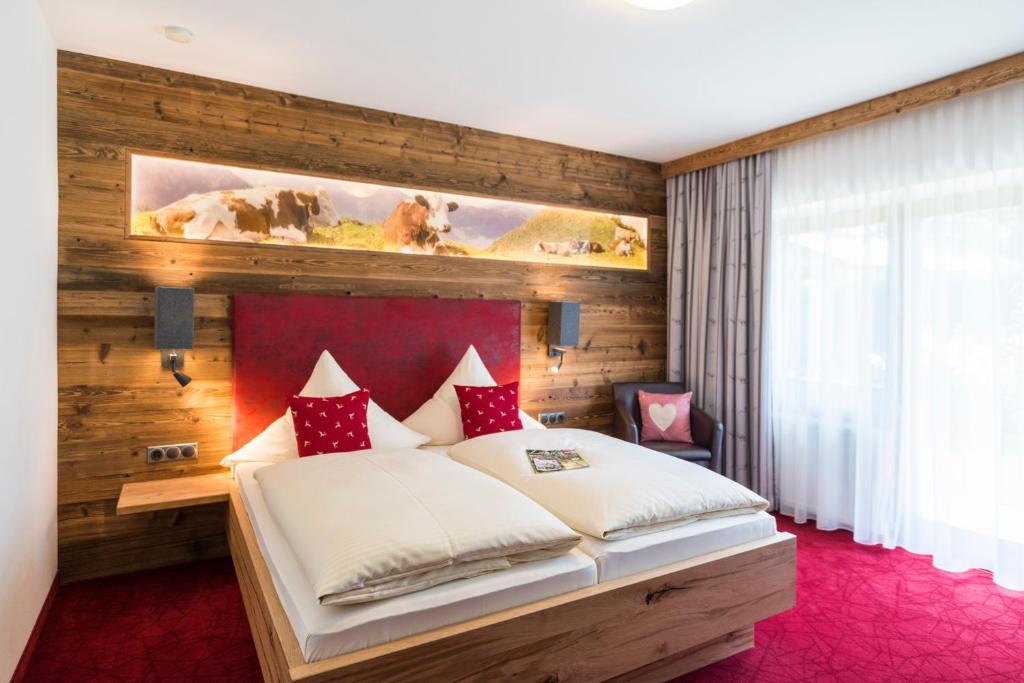 米斯巴赫温德尔施泰因潘森酒店的一间卧室配有一张木墙床