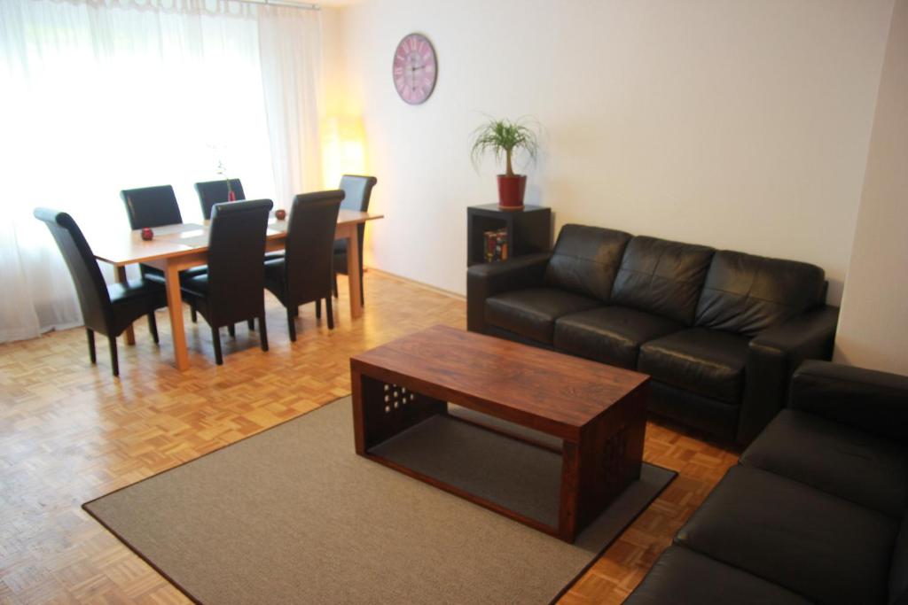汉诺威富克斯公寓的客厅配有沙发和桌子